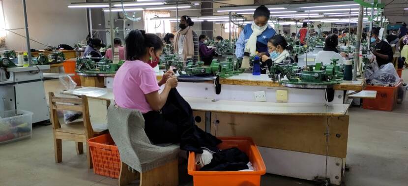 Vrouwen in textielfabriek van Flexknit op Madagaskar.